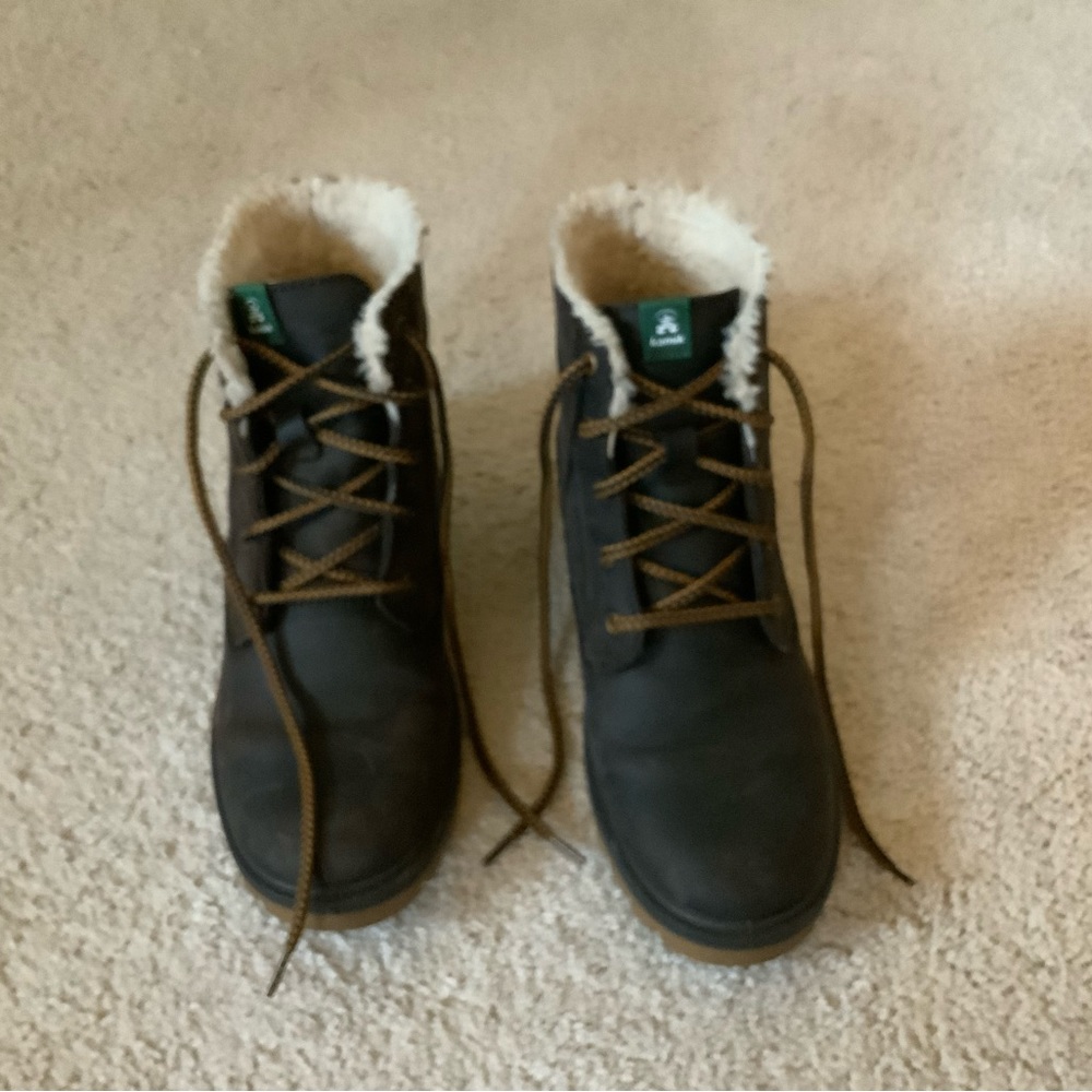 Ladies Kamik lace up boots